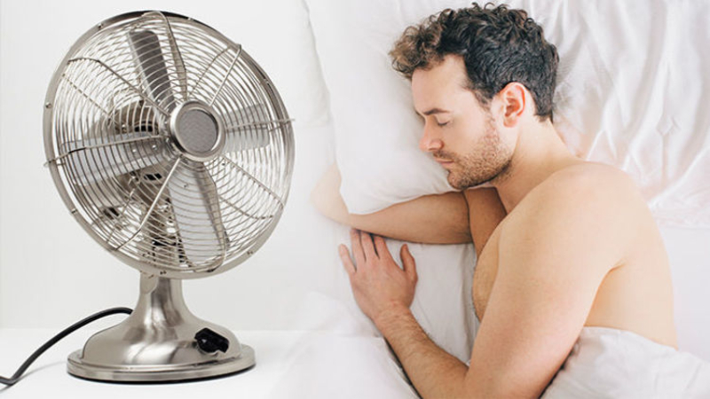 thói quen xấu-đàn ông đang ngủ trước quạt điện