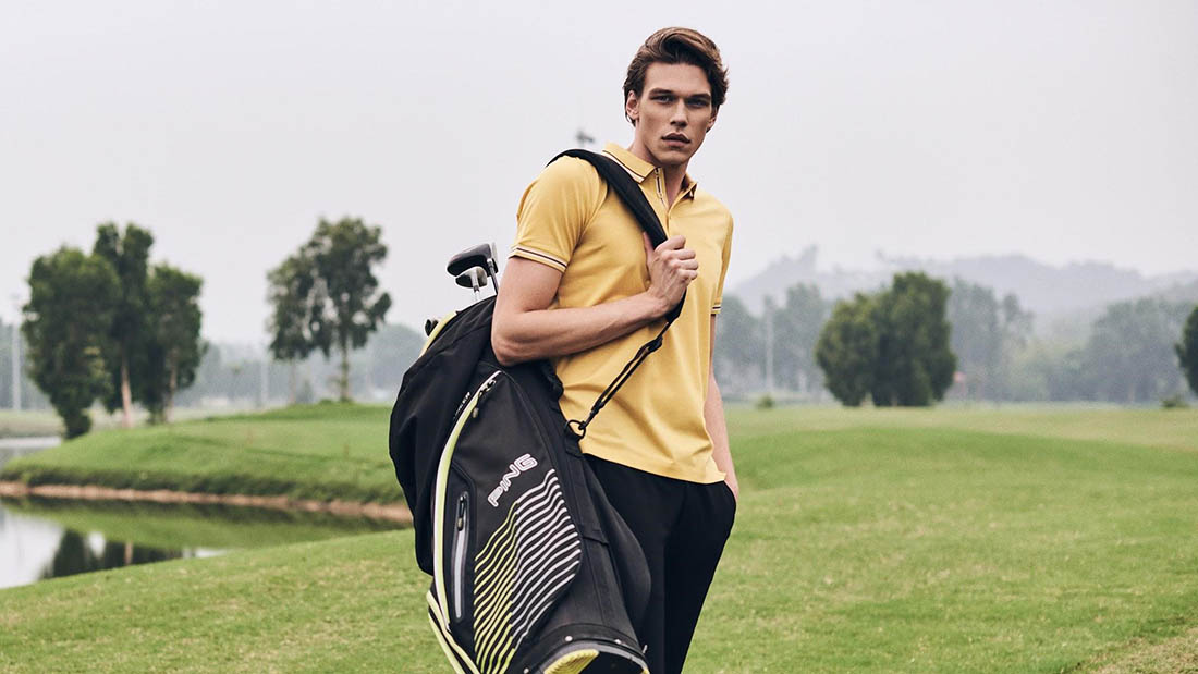 ao thun polo - chang trai mac ao polo vang - elle man feature