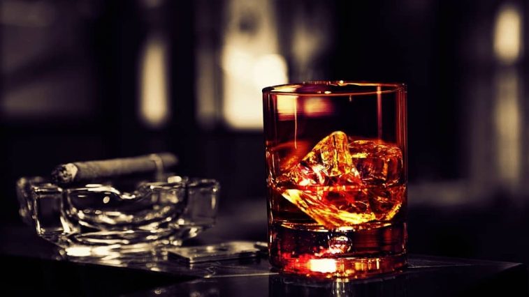 cach uong ruou whisky - elle man feature 1