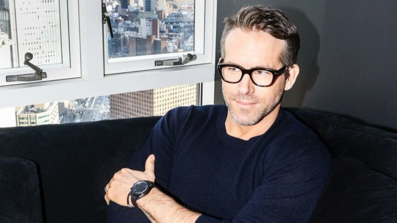 diễn viên ryan reynolds-ryan reynolds tạo dáng bên sofa (3)