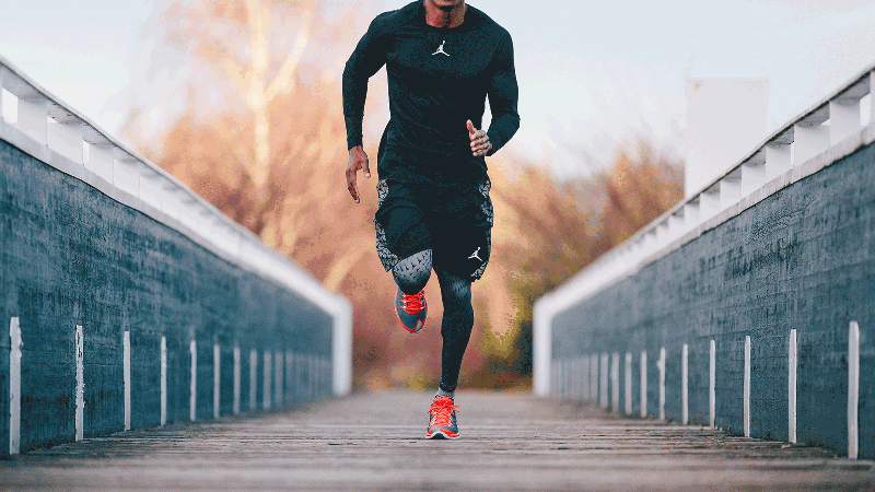 động lực tập gym-đàn ông đang chạy bộ