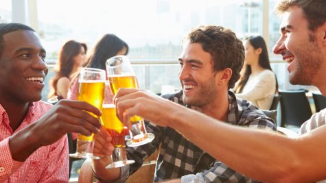 thức uống có cồn-các chàng trai uống bia vui vẻ