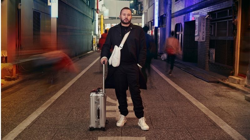 nhà thiết kế kim jones với vali Rimowa trên khu phố Nhật