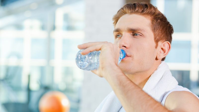 uống nước mỗi ngày-chàng trai đang uống nước