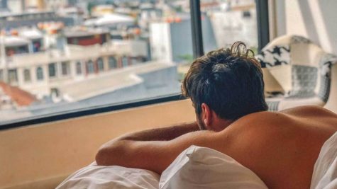 vực dậy tinh thần-chàng trai đang nằm trên giường