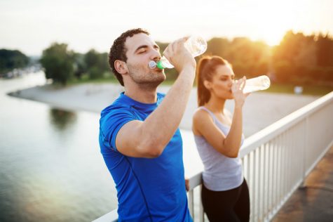uống nước đúng cách - căp đôi nam nữ đứng uống nước - elle man