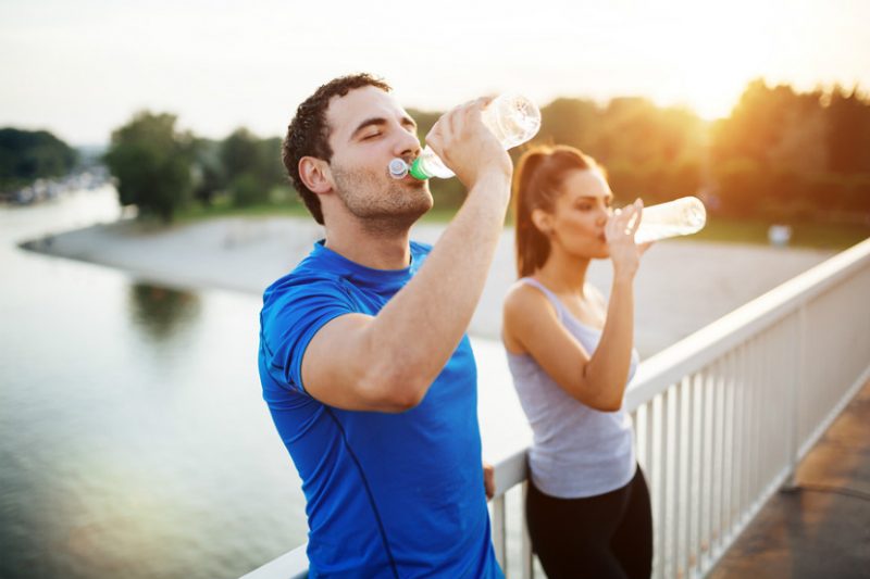 uống nước đúng cách - căp đôi nam nữ đứng uống nước - elle man