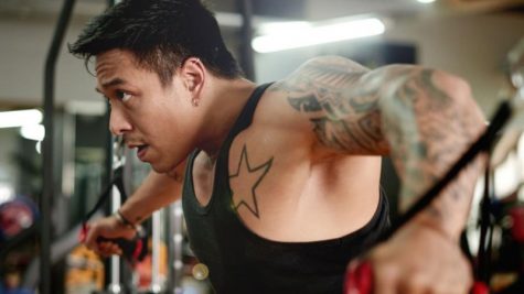 đổ mồ hôi-chàng trai có hình xăm đang tập gym feature elle man