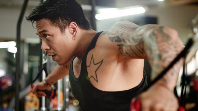 đổ mồ hôi-chàng trai có hình xăm đang tập gym feature elle man