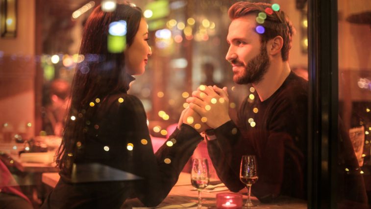 cuộc hẹn hò của chàng trai và cô gái dưới ánh đèn vàng feature elle man