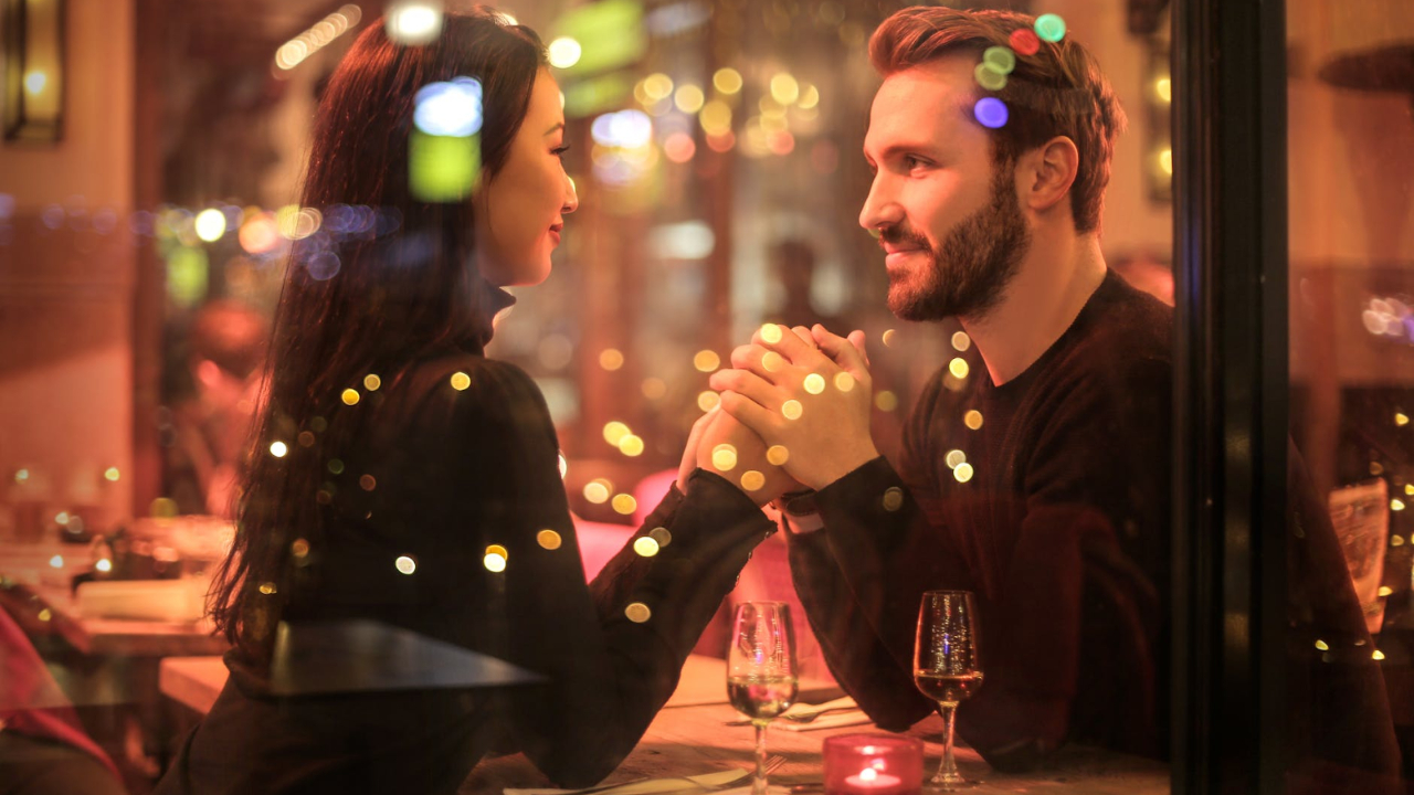 cuộc hẹn hò của chàng trai và cô gái dưới ánh đèn vàng feature elle man