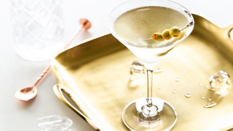ruou cocktail mua thu 2019 - cocktail dirty martini - elle man feature 2