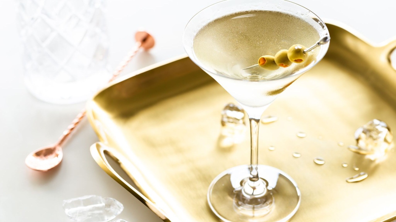ruou cocktail mua thu 2019 - cocktail dirty martini - elle man feature 2