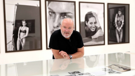 Peter Lindbergh elle man cười nhìn vào ống kính