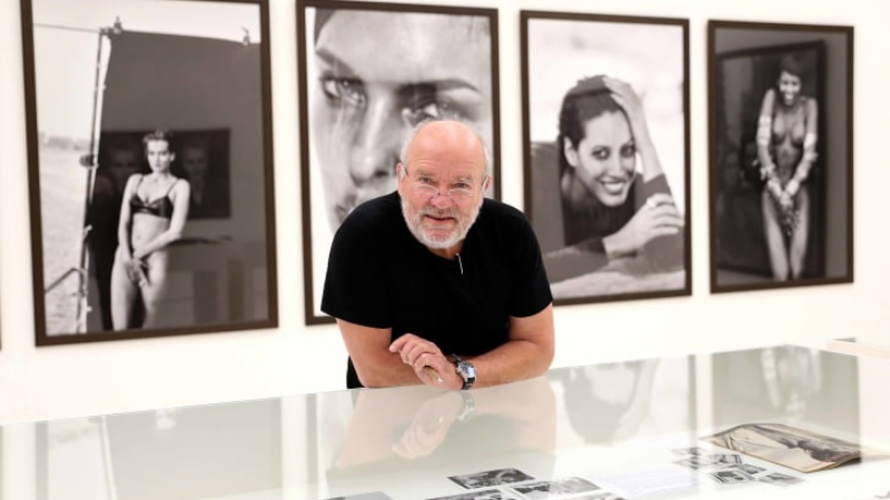 Peter Lindbergh elle man cười nhìn vào ống kính