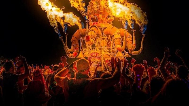 le hoi burning man 2019 - hinh feature elle man 1
