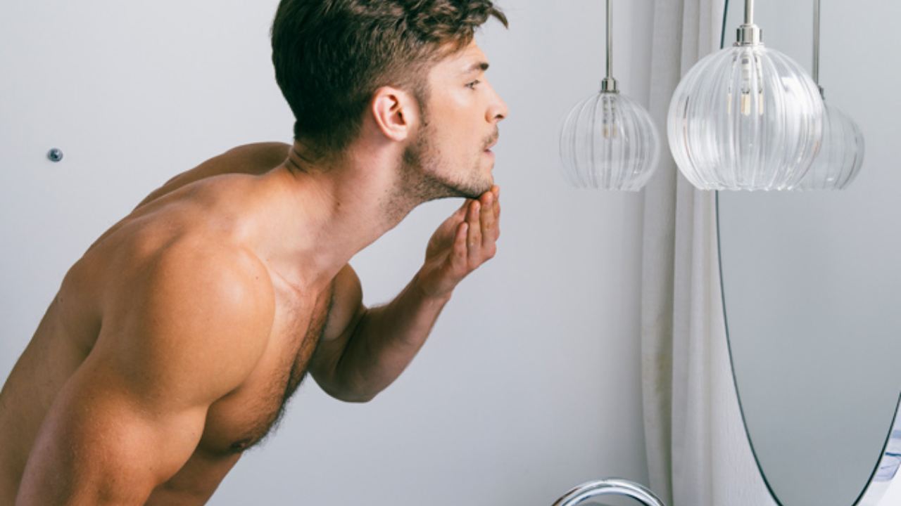 tẩy tế bào chết elle man chàng trai sờ cằm