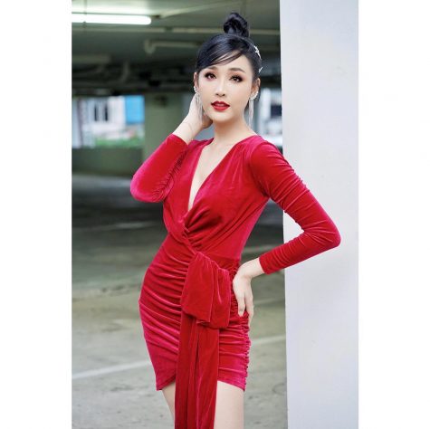 mỹ nhân chuyển giới - rose diện váy nhung đỏ