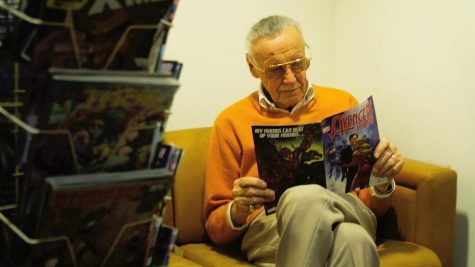 quoc te truyen tranh - stan lee doc truyen tren couch - elle man feature