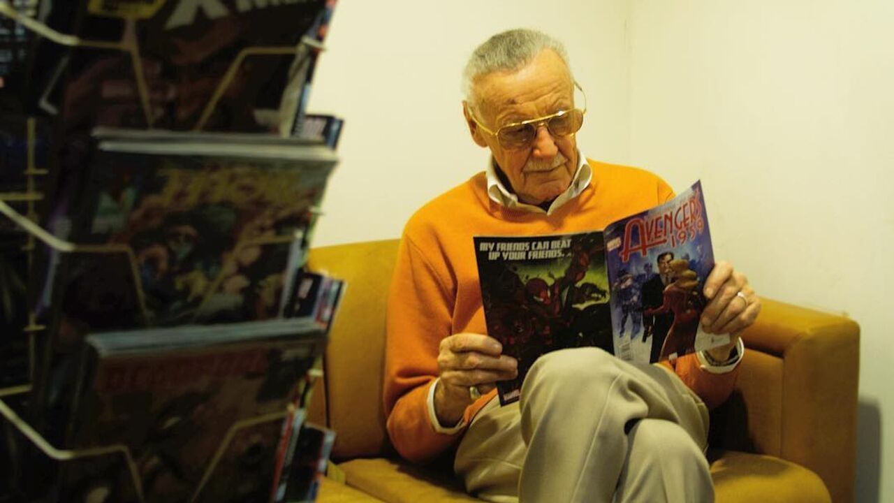 quoc te truyen tranh - stan lee doc truyen tren couch - elle man feature