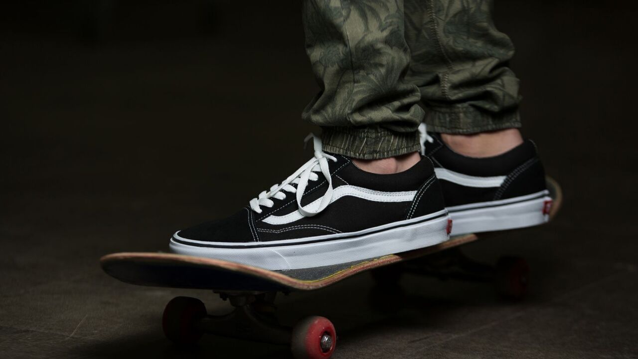 giay the thao vans old skool - giay vans va van truot skateboard - elle man feature