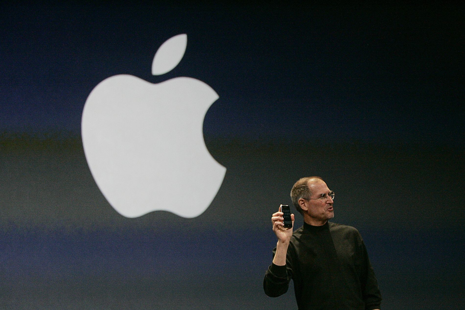 Кто основал компанию эпл. Стив Джобс 2007. Стив Джобс презентация iphone 2007. Стив Джобс презентация первого Apple iphone. Iphone 2007 Стива Джобса.