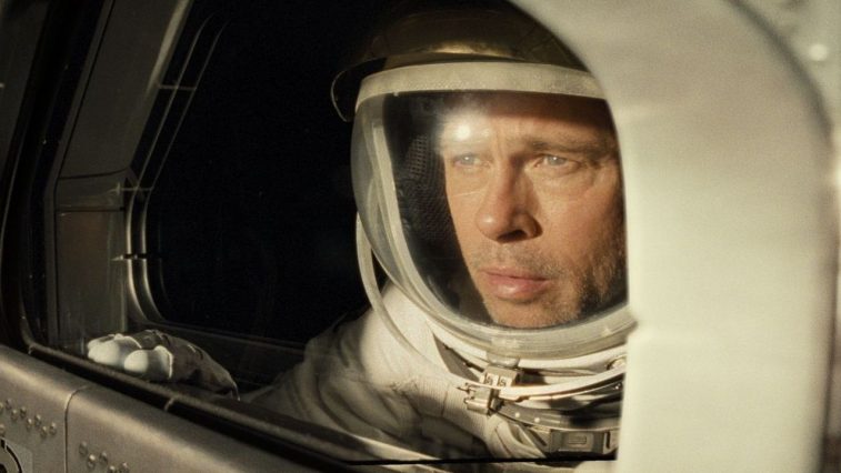 review phim Ad Astra - brad pitt mac do phi hanh gia nhin ra ngoai cua so - elle man