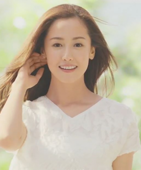 diễn viên nhật - erika sở hữu nụ cười tỏa nắng