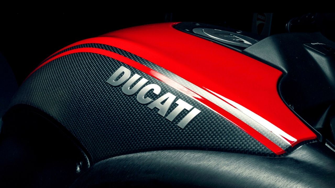 logo thuong hieu ducati - elle man feature 1