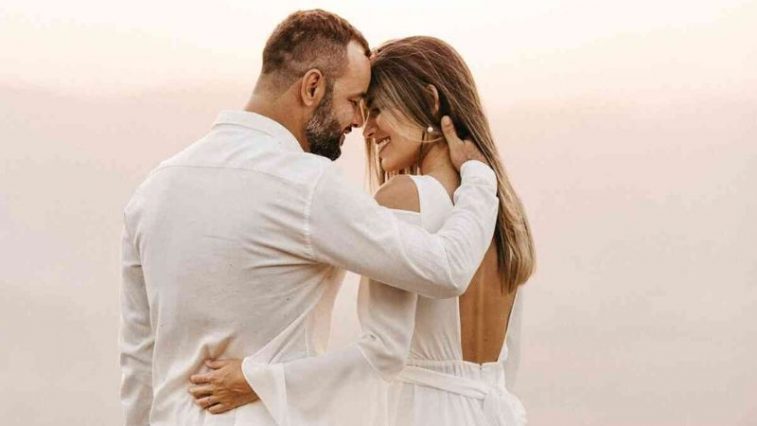 tính cách của đàn ông ma kết khi yêu - cặp đôi ôm nhau