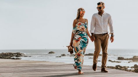 hẹn hò với cung song ngư - cặp đôi nắm tay dạo bên bãi biển