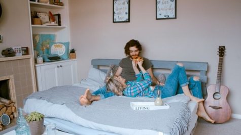 bí quyết hẹn hò cung hoàng đạo - cặp đôi ăn pizza trên giường