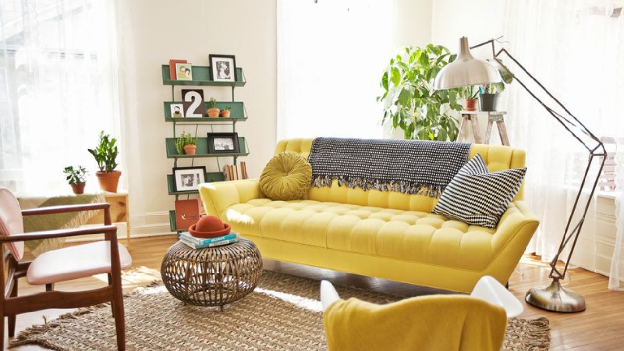 thiet ke phong khach cho mua he sofa vang - elle man
