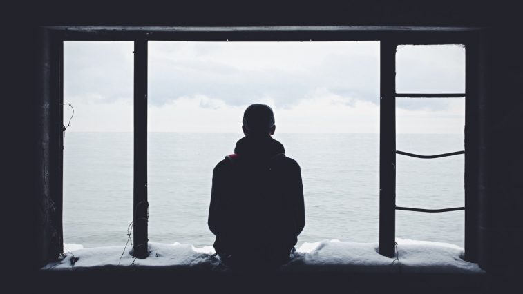 chuyen hen ho bong lung nguoi dan ong nhin ra cua so - elle man