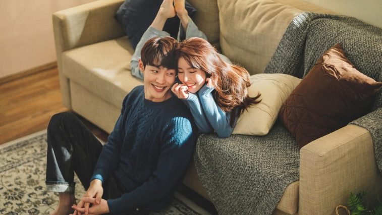 bi quyet hen ho cap doi ghe sofa - elle man