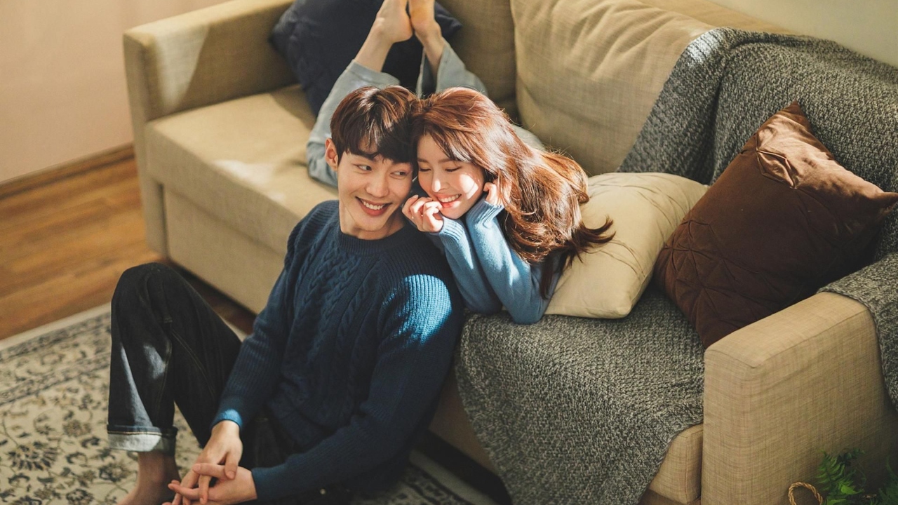 bi quyet hen ho cap doi ghe sofa - elle man