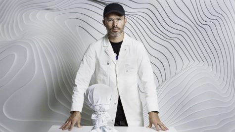 nghe si daniel arsham - elle man feature 1