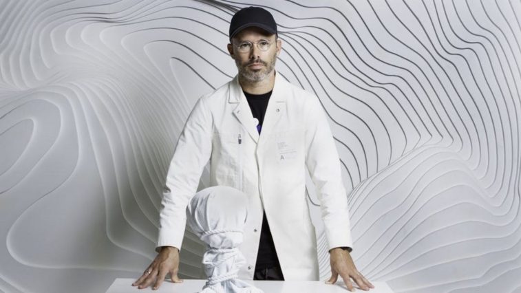 nghe si daniel arsham - elle man feature 1