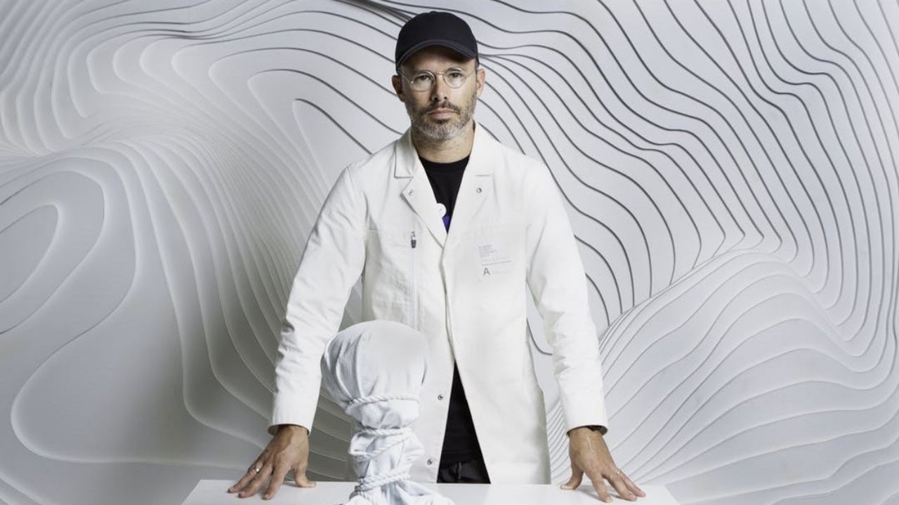 nghe si daniel arsham - elle man feature 1