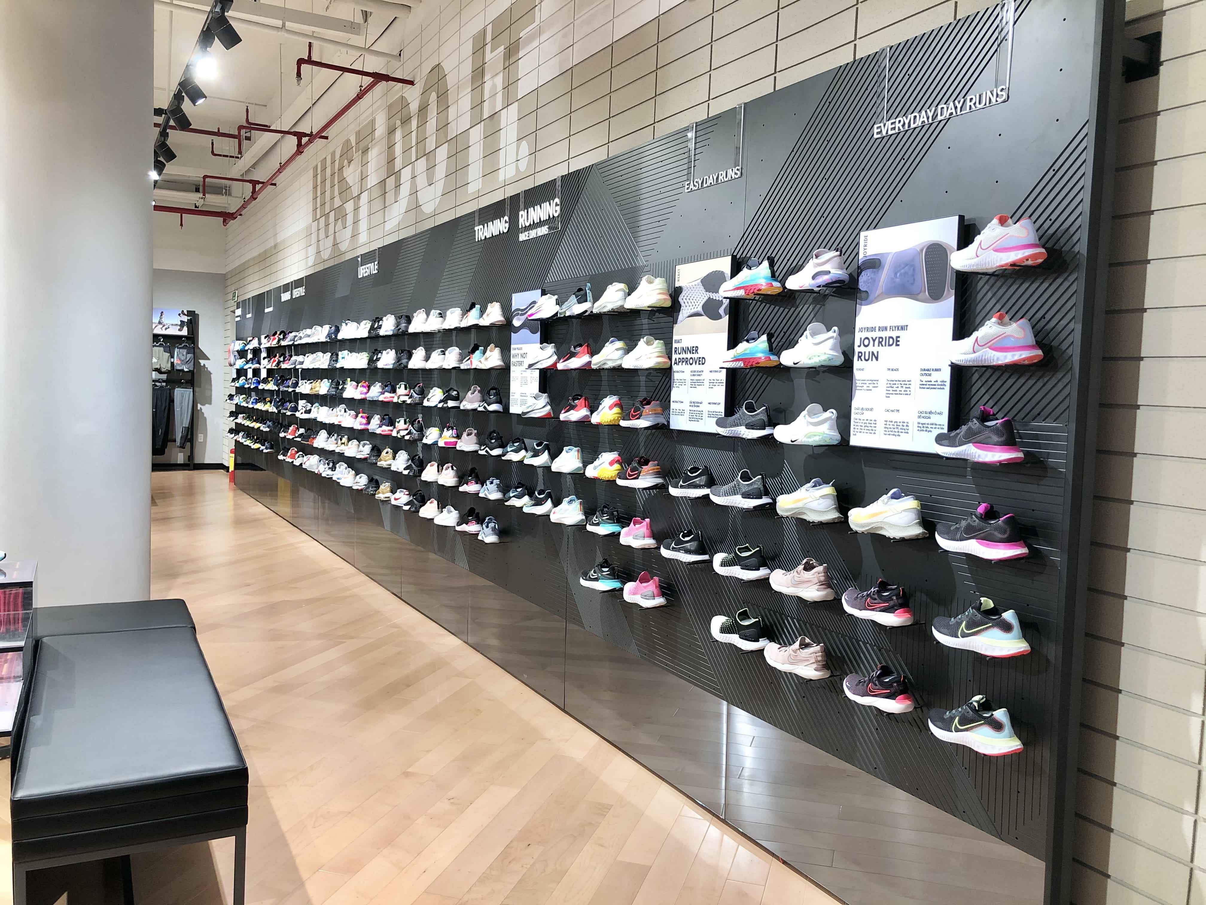 Купить найк в новосибирске. Найк Сити Молл. Nike Dubai Mall. Магазин найк Сити Молл. Магазин Nike Новосибирск.