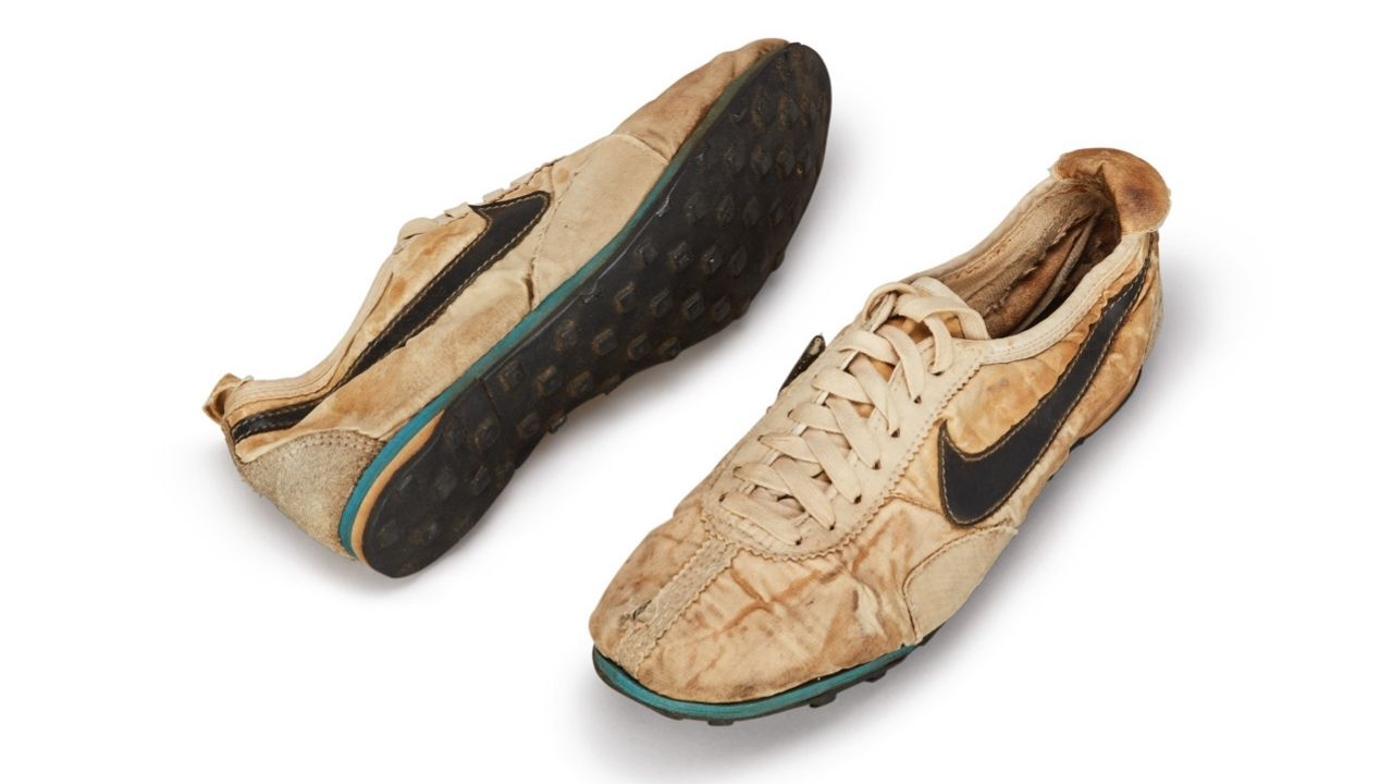 giay the thao nike moon shoes - elle man cover