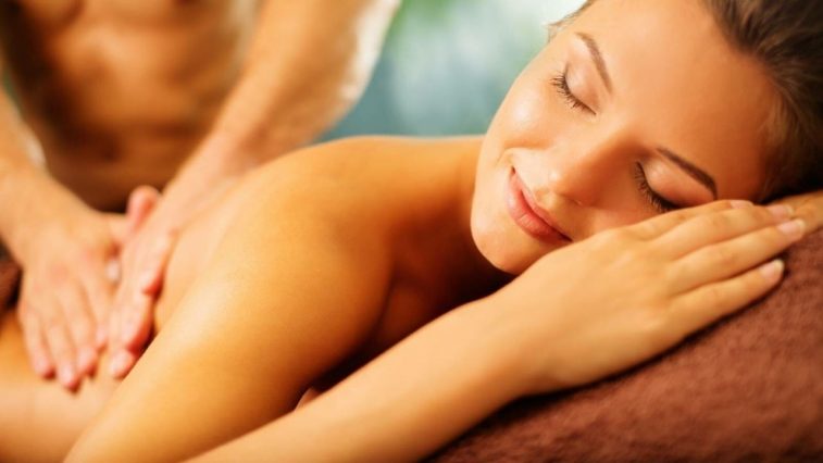 tip massage cho nang tai nha - elle man cover
