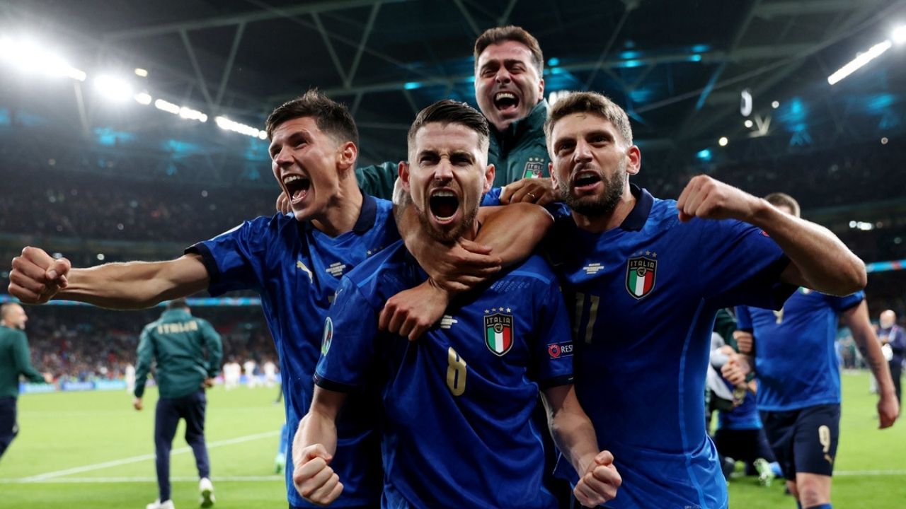 euro 2020 ban ket italy vs tay ban nha - elle man cover