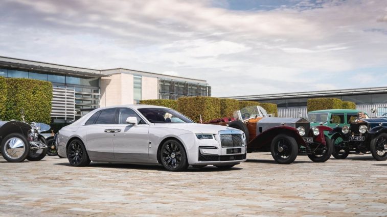 Rolls-Royce Vintage Ghost va New Ghost 2020 - elle man cover 1