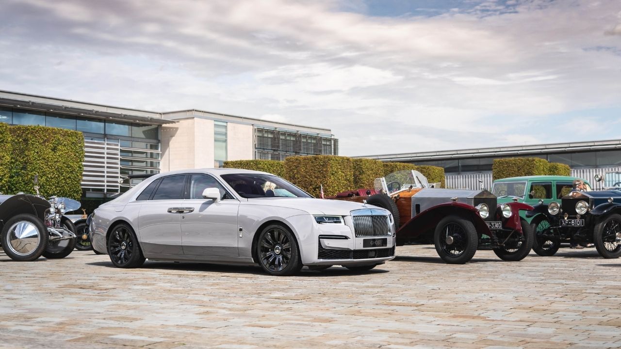 Rolls-Royce Vintage Ghost va New Ghost 2020 - elle man cover 1