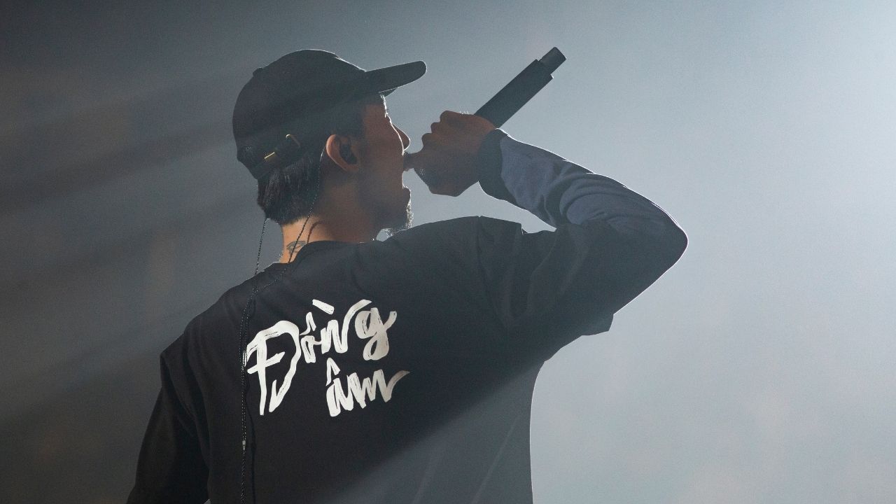rapper Den Vau - show cua Den - elle man cover