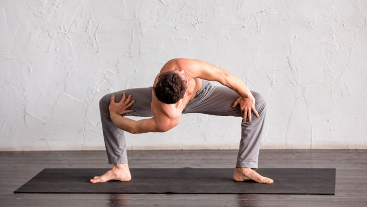dong-tac-yoga-giup-giam-dau-hong-hieu-qua-ELLE-Man-cover