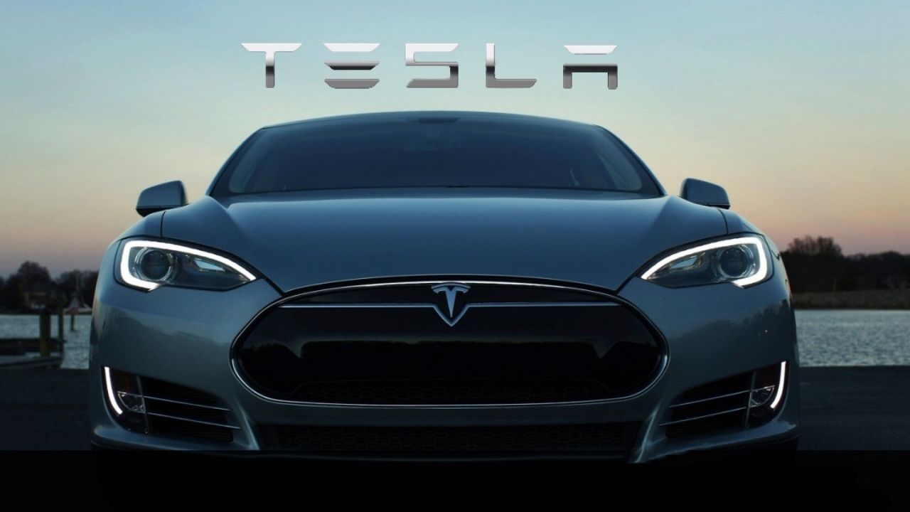 logo thuong hieu Tesla - Elon Musk - elle man cover 1
