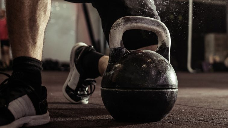 Tập thể hình với tạ chuông Kettlebell