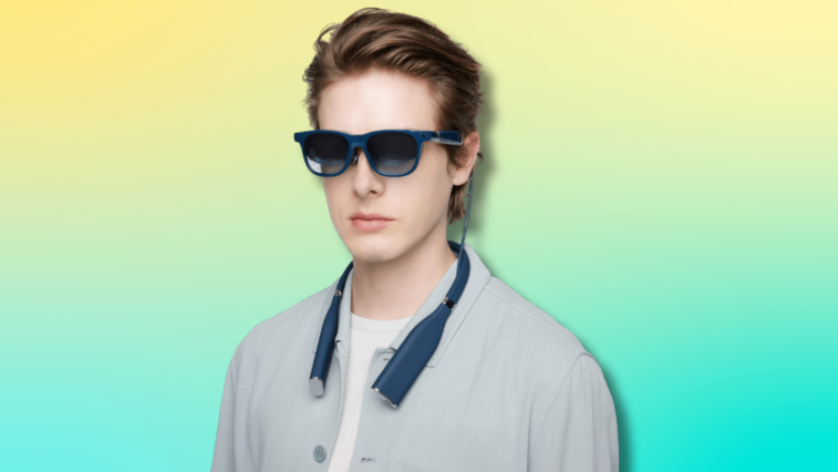chàng trai đeo kính thông minh Viture Pro XR Glasses